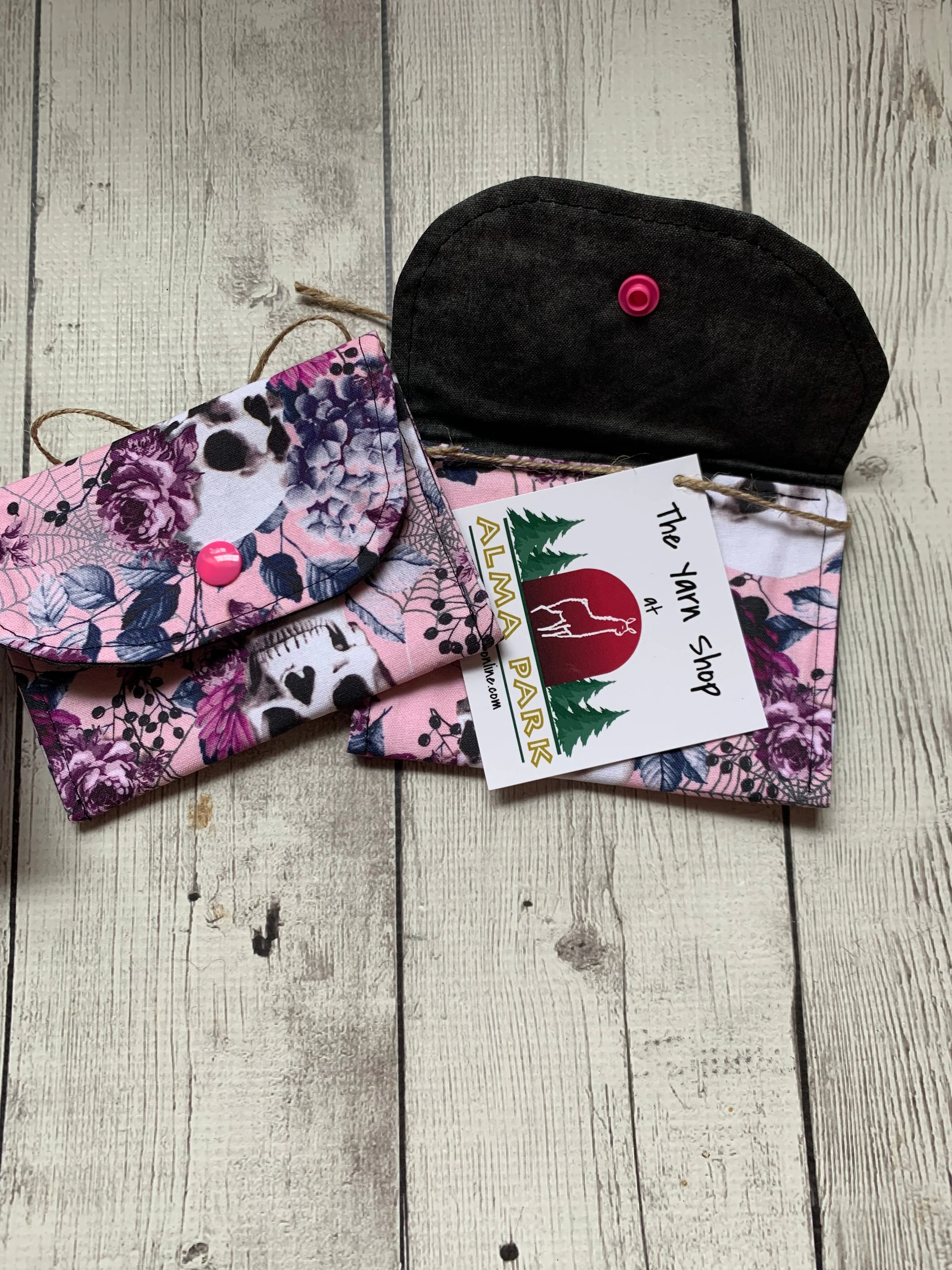 Notions Pouch by Rose (double pocket) -  SKULLS and ROSES / Black