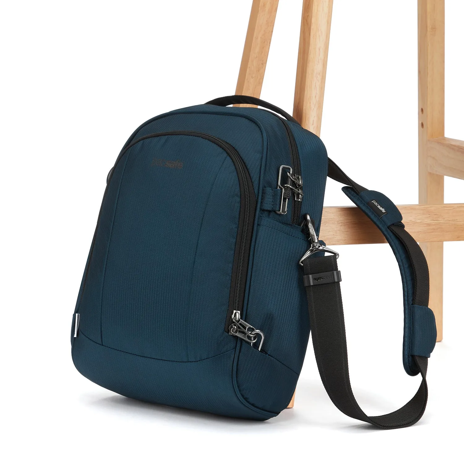 Pacsafe® Metrosafe LS250 anti-theft shoulder bag