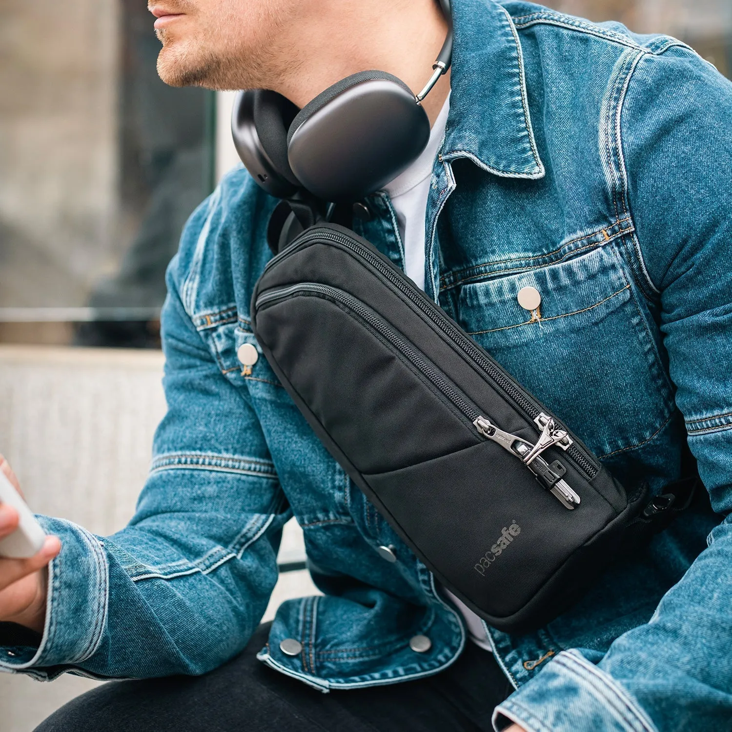 Pacsafe® V anti-theft action sling pack