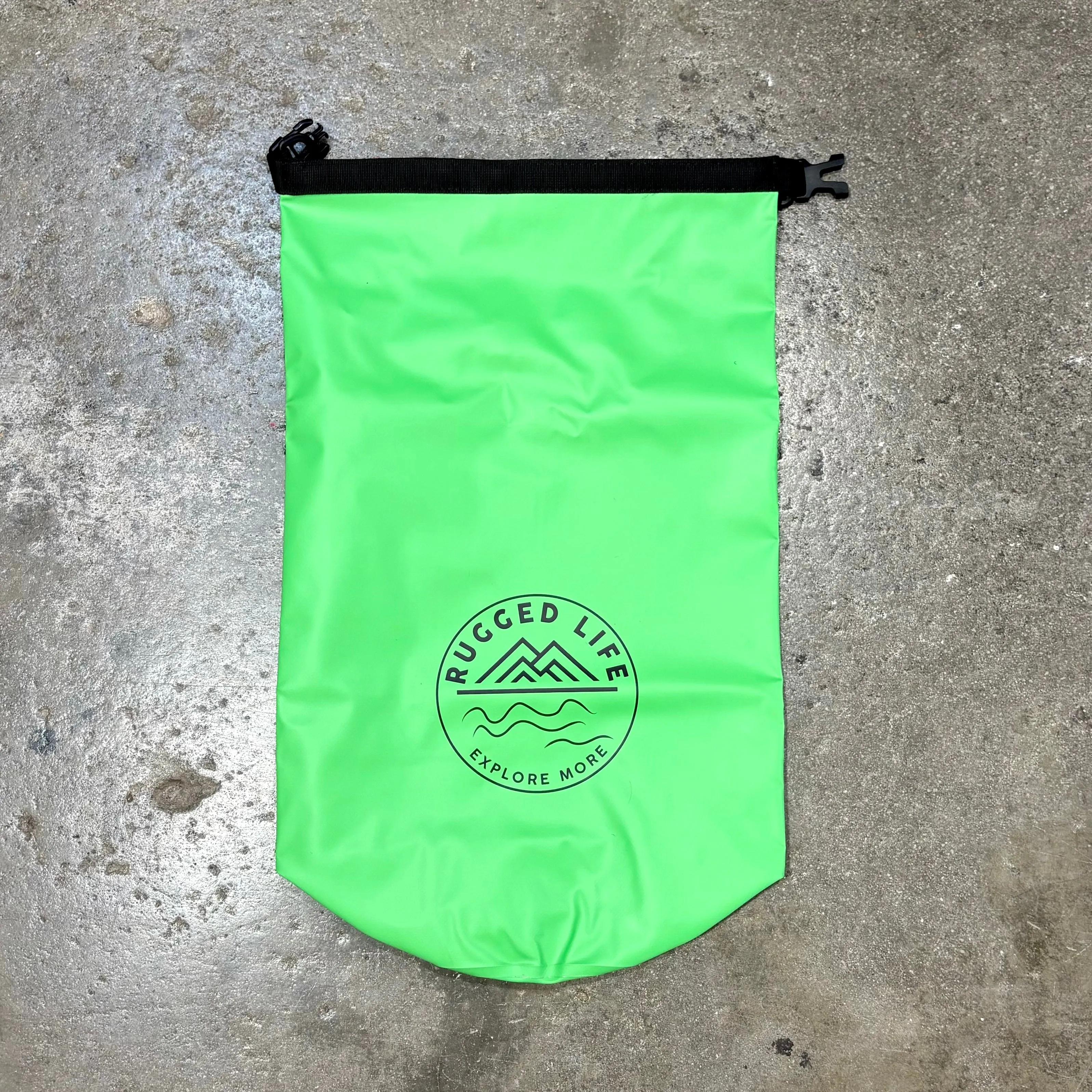 RUGGED LIFE HEAVY DUTY 20L DRY BAG WITH ROLL-TOP CLOSURE