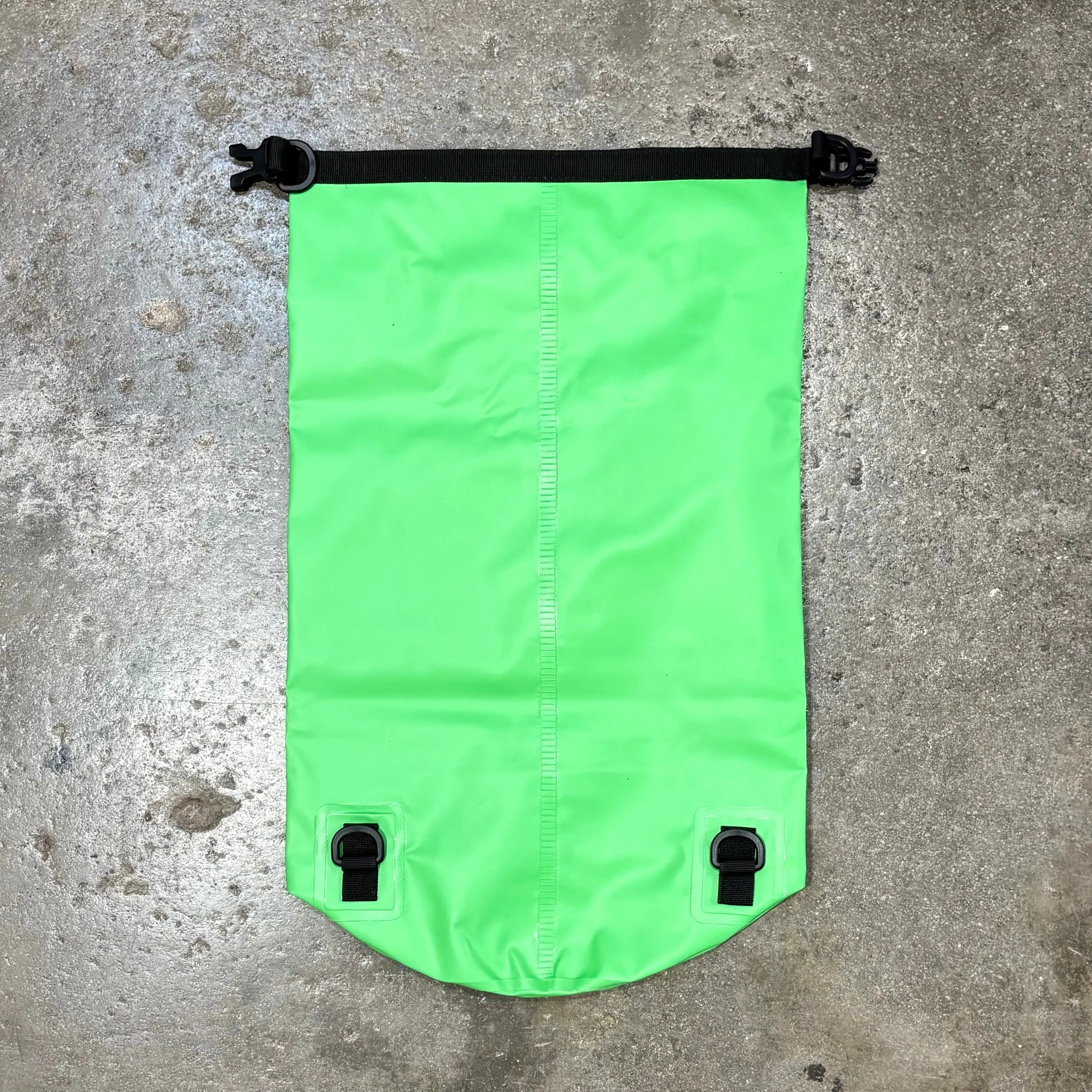 RUGGED LIFE HEAVY DUTY 20L DRY BAG WITH ROLL-TOP CLOSURE